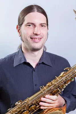 Sebastian Hummel mit einem Saxophon in den Händen